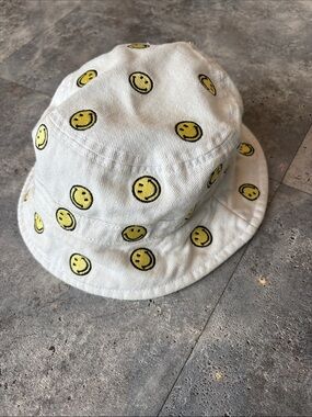 American Eagle Outfitters White Bucket Hat with Yellow Smiley Faces
